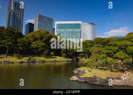 Tokyo, Giappone - 12 agosto 2023: All'interno dei giardini Hamarikyu. È un parco pubblico a Chuo Ward, Tokyo, Giappone. Foto Stock