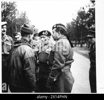 IL CANCELLIERE DELLO SCACCHIERE VISITA I CAPI DI GUERRA E IL FELDMARESCIALLO MONTGOMERY CON 52 DIV (PIANURA) - il Comandante in Capo interessato a una delle giacche a vento ora consegnate agli uomini e indossate dal Rfmn F. Ross del Kilmarnock British Army, 21st Army Group Foto Stock