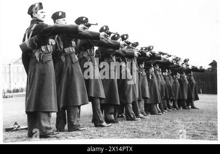 I cadetti di Camberley conducono addestramento alle armi leggere, esercitando la manipolazione, il puntamento e il fuoco come parte dell'istruzione militare. Foto Stock