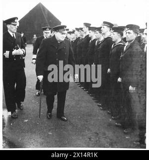 Il primo ministro Winston Churchill ispeziona i marinai in una struttura navale a Rosyth, in Scozia. Foto Stock