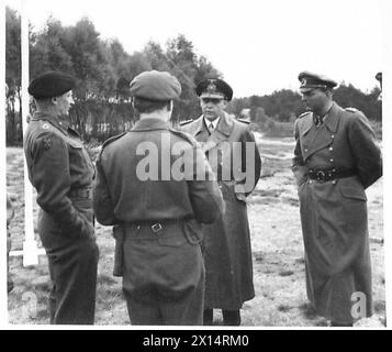 I TEDESCHI CHIEDONO CONDIZIONI DI PACE - il feldmaresciallo Sir Bernard Montgomery con i delegati tedeschi fuori dal suo quartier generale al 21 gruppo d'armate Montgomery, Bernard Law, Knee, Derek John, Friedeburg, Hans-Georg von, Kinzel, Eberhard, British Army, 21st Army Group Foto Stock