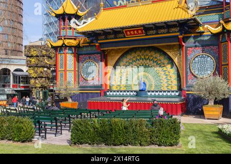 Teatro pantomima in stile cinese con grande pavone e posti a sedere vuoti. Giardini di Tivoli, Copenaghen, Danimarca Foto Stock