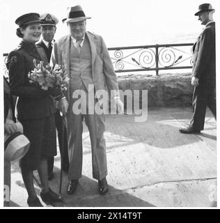 IL PRIMO MINISTRO ALLE CASCATE DEL NIAGARA - Un bouquet di gladiola per Miss Churchill, British Army Foto Stock