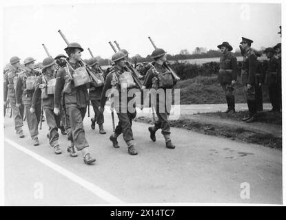 IL RE VISITA LE TRUPPE AUSTRALIANE - sua Maestà prendendo il saluto mentre le truppe marciano oltre l'esercito britannico Foto Stock