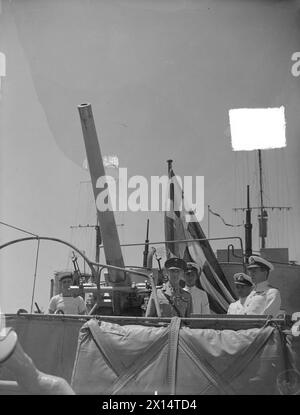 Re Giorgio II degli Elleni e l'ammiraglio Sakellariou a bordo del cacciatorpediniere greco Aetos in visita alle unità navali nel porto di Alessandria, 14 maggio 1942. Foto Stock