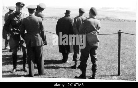 IL PRIMO MINISTRO E GENERALE MARSHALL VISITANO LE TRUPPE - il primo MINISTRO assistendo a una dimostrazione di volo basso da parte dell'Aircraft British Army Foto Stock