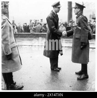 IL DUCA DI KENT VISITA L'IRLANDA DEL NORD - il Duca saluta un Brigadiere, British Army Foto Stock