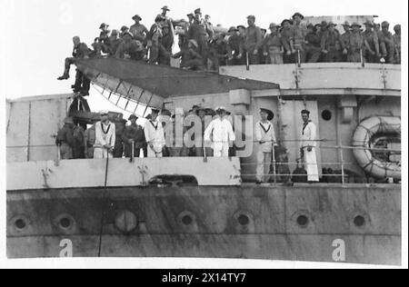 ARRIVO DI TRUPPE EVACUATE DA CRETA - tutto lo spazio disponibile è stato occupato dalle truppe sulle navi che le hanno portate da Creta, British Army Foto Stock