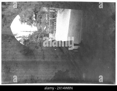 I membri del servizio territoriale ausiliario si fermano durante gli esercizi di addestramento, impegnandosi in conversazione e riposo come parte della preparazione dell'esercito britannico. Foto Stock