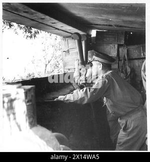 QUINTO ESERCITO : I CANNONI NAVALI DEL SETTORE FRANCESE COMBATTONO A TERRA - LIEUT. De Vaisseau Jourdain, comandante della 1st Battery Naval Gunners, osservando le posizioni nemiche dell'esercito britannico Foto Stock