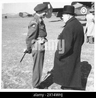 IL PRIMO MINISTRO E GENERALE MARSHALL VISITANO LE TRUPPE - il primo Ministro parla con un maggiore generale, l'esercito britannico Foto Stock