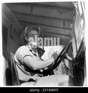 FOTO DI TOBRUK : VITA IN Un OSPEDALE A TOBRUK - Una foto di un tipico autista di ambulanza della Tobruk British Army Foto Stock