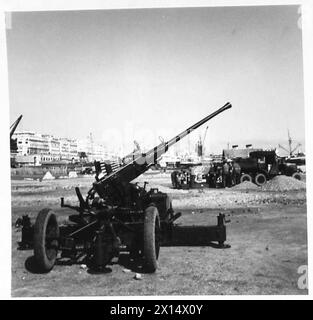 L'OPERAZIONE TORCIA, NOVEMBRE 1942 - Un cannone antiaereo Bofors da 40 mm della 78th Infantry Division britannica presso i moli di Algeri catturati, 9 novembre 1942 Royal Navy, US Army, British Army, British Army, 78th Infantry Division Foto Stock