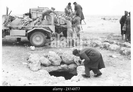 IL CONVOGLIO D'ACQUA DEL DESERTO VA ALLA RICERCA DI RIFORNIMENTI D'ACQUA DOLCE - il convoglio arriva in un pozzo d'acqua e si mette al lavoro riempiendo l'esercito britannico Foto Stock