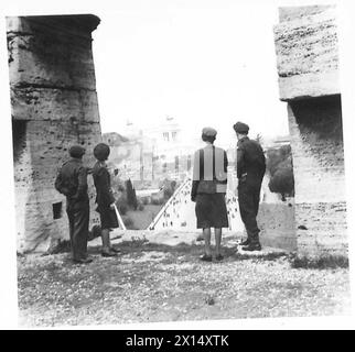 SERVIZIO SUL CAMPO AMERICANO CON L'OTTAVO ESERCITO - dal Colosseo, la festa guarda attraverso Roma verso il memoriale di Victor Emmanuel British Army Foto Stock