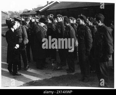 SIGNOR VISITA DI HORE-BELISHA AI CANADESI AD ALDERSHOT - durante un'ispezione, British Army Foto Stock