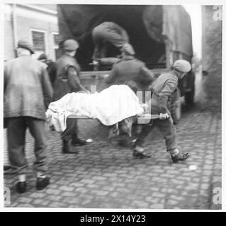 IL PREZZO DELLA VITTORIA - fuori dal 88th British General Hospital. Una bomba a V è caduta e i casultati civili arrivano osservati da folle ansiose British Army, 21st Army Group Foto Stock