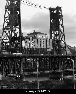 Lo Steel Bridge attraversa il fiume Willamette ed è stato costruito nel 1912 a Portland, Oregon Foto Stock