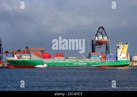 Unifeeder Shipping line nave ormeggiata nel porto di Rotterdam. Paesi Bassi - 13 gennaio 2012 Foto Stock