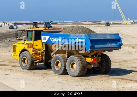 Dumper articolato Volvo A30D alla costruzione di Maasvlakte 2 nel porto di Rotterdam. Paesi Bassi - 7 settembre 2012 Foto Stock