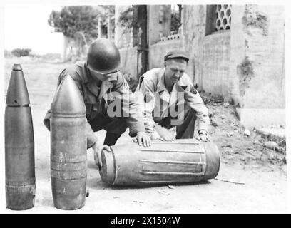 QUINTO ESERCITO: ANZIO CONFRONTO TESTA DI PONTE IN PROIETTILI TEDESCHI - ci vogliono due uomini per far rotolare in posizione il proiettile da 280 mm. Da sinistra a destra:- 1st Sgt. W.A. Hill, e Cpl. Alton Bowmen di RFD3 Valapraiso, Ind., U.S.A British Army Foto Stock