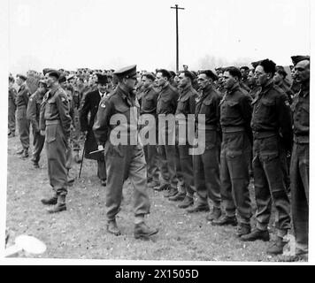 ISPEZIONE DELLE TRUPPE DI TERRANOVA DA PARTE DEL TENENTE GENERALE N.M. RITCHIE, CBE, DSO, MC. - Il tenente generale Ritchie accompagnato dal signor D.J. Davies, ispeziona le truppe del reggimento Terranova dell'esercito britannico Foto Stock