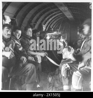 CAMPAGNA IN TUNISIA, NOVEMBRE 1942-MAGGIO 1943 - paracadutisti britannici in viaggio verso la Tunisia da Algeri occupati dagli Alleati su un aereo da trasporto Douglas C-47 Skytrain, 16 novembre 1942 British Army Foto Stock