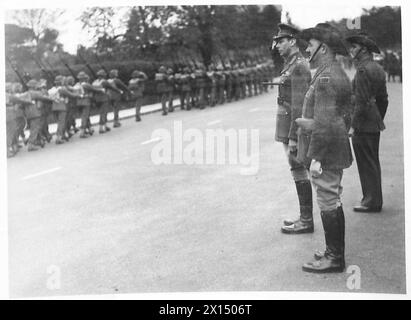 IL RE VISITA LE TRUPPE AUSTRALIANE - sua Maestà prendendo il saluto mentre le truppe marciano oltre l'esercito britannico Foto Stock