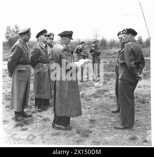 I TEDESCHI CHIEDONO CONDIZIONI DI PACE - il feldmaresciallo Sir Bernard Montgomery con i delegati tedeschi fuori dal suo quartier generale al 21 gruppo d'armate Kinzel, Eberhard, Wagner, Gerhard, Freidel, Hans Jochen, Friedeburg, Hans-Georg von, Knee, Derek John, Montgomery, Bernard Law, British Army, 21st Army Group Foto Stock