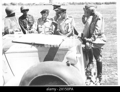Alti leader alleati, tra cui Montgomery, Alexander, Richardson, Bedell-Smith, e Patton, rivedi le mappe della campagna durante un incontro in Sicilia. Foto Stock