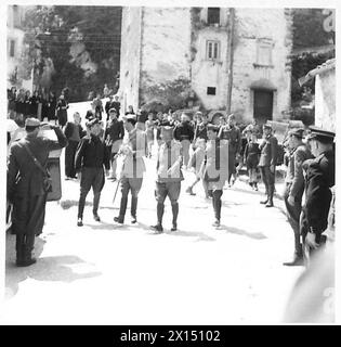 ITALIA : PRINCIPE UMBERTO : ISPETTORE CORPO ITALIANO DI LIBERAZIONE - il Principe Umberto, ancora con il suo dono di fiori, ha qualche parola con alti ufficiali dell'esercito britannico Foto Stock