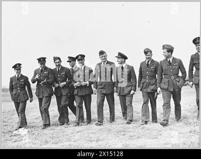 BATTAGLIA DELLA GRAN BRETAGNA 1940 - Capitano del gruppo Victor Beamish, Comandante di stazione a North Weald (centro, in cappellino foraggio), con il leader dello Squadrone Edward 'Teddy' Donaldson, CO del No. 151 Squadron (quarto da destra), e altri piloti uragani del No. 151 Squadron, luglio 1940 Royal Air Force Foto Stock