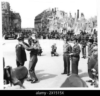 INVESTITURA DEI GENERALI RUSSI DA PARTE DEL FELDMARESCIALLO MONTGOMERY - il feldmaresciallo Montgomery decora gli ufficiali russi dell'esercito britannico, 21st Army Group Foto Stock