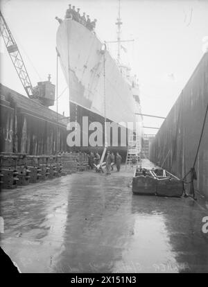 HMS AYLMER IN RIPARAZIONE A LIVERPOOL. DAL 6 FEBBRAIO AL 5 APRILE 1945, MOLO CLARENCE GRAVING, LIVERPOOL. LE RIPARAZIONI IN CORSO SULLO STELO E SULLE PARATIE DELLA FREGATA AMERICANA HMS AYLMER, CAPITANI DI CLASSE, DOPO CHE LEI, CON ALTRE NAVI DEL 4° GRUPPO DI SCORTA, SPERONARONO E AFFONDARONO UN U-BOOT NEL GENNAIO 1945. - 5 aprile, avvolgimento nel cavo di ancoraggio poco prima che il molo sia allagato Foto Stock