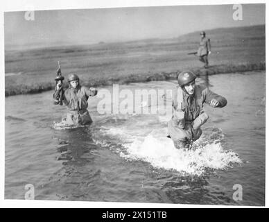 Due paracadutisti attraversarono un fiume durante le esercitazioni a Elie, Fifeshire, uno con una mitragliatrice Thompson, 4th Cadre Rifle Brigade, esercito polacco, 1940-1947. Foto Stock