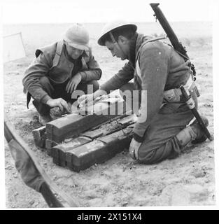 FOTO DAL DESERTO occidentale - sappatori sudafricani che esaminano una miniera di scatole italiana, l'esercito britannico Foto Stock