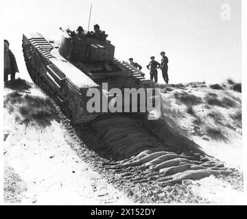 Un carro armato Churchill della 79th Armoured Division sale su una duna di sabbia usando un tappeto posato da un precedente veicolo A.V.R.E. durante le operazioni dell'esercito britannico. Foto Stock