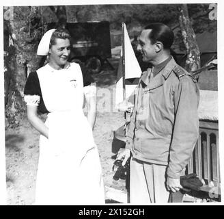 QUINTO ESERCITO : I COMBATTENTI FRANCESI LIBERI - MME. Le Comtesse Du Luart con il maggiore Fouren, il Chief Medical Officer dell'ospedale British Army Foto Stock