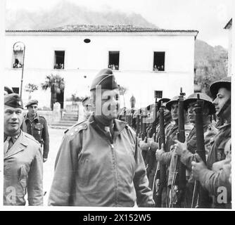 ESERCITI ALLEATI NELLA CAMPAGNA D'ITALIA, 1943-1945 - generale Jacob Devers, vice comandante supremo alleato del Teatro Mediterraneo, ispezionando la Guardia d'Onore del 2° corpo polacco durante una delle sue frequenti visite presso varie unità dell'esercito americano delle forze alleate, dell'esercito polacco, forze armate polacche in Occidente, corpo polacco, II, 8a Armata, Devers, Jacob Loucks Foto Stock