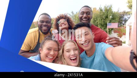 Immagine del testo Go Vote e della bandiera americana con amici felici e diversi che celebrano e sventolano le bandiere Foto Stock