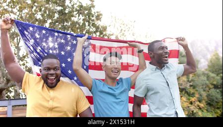 Immagine del testo Go Vote e della bandiera americana con amici felici e diversi che celebrano e sventolano le bandiere Foto Stock