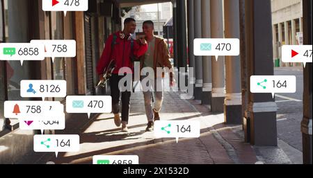 Immagine di più barre di notifica su diversi amici che discutono mentre camminano per strada Foto Stock