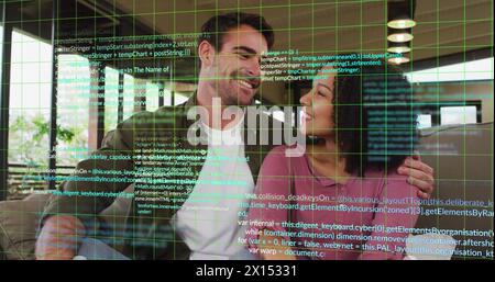 Immagine di un linguaggio informatico multicolore su coppie diverse che si guardano l'un l'altro Foto Stock