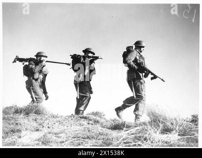Le Grenadier Guards conducono un addestramento realistico utilizzando tre tipi di armi: Fucile anticarro, mortaio di trincea e cannone Tommy sotto il British Army. Foto Stock