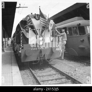 ROMA : I PRIMI TRENI ARRIVANO A ROMA - i due dopo essere arrivati alla stazione centrale. Sulla sinistra c'è il treno del carbone con la bandiera, e sulla destra il V.I.P. che trasportava il signor Stimson British Army Foto Stock