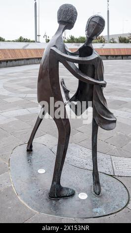 Una scultura ispirata a 100 anni di danza al Gaiety Theatre e a Villa Marina è stata inaugurata nel nuovo quartiere culturale sulla Douglas Promenade 2021 Foto Stock