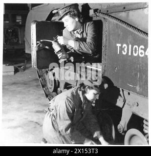 ATS AL LAVORO IN UN DEPOSITO DI ORDINANZE - PTE. Lynn di Liverpool sta controllando la tensione delle sorgenti con un palanchino, mentre un'altra ragazza olierà una serratura sulla porta del carro armato British Army Foto Stock