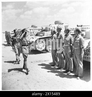 L'ESERCITO POLACCO IN MEDIO ORIENTE, 1942-1943 - Nota una fila di carri armati tedeschi Panzer III catturati, assegnati al plotone, sullo sfondo con le strisce di riconoscimento rosso-bianco-rosso del Royal Tank Regiment. Generale Harold Alexander, il C-in-C del comando Medio Oriente, che ispeziona un plotone di cisterne del Reggimento Lancieri dei Carpazi che sono sotto tiro presso la Scuola di Artiglieria del Medio Oriente a Elmaza, vicino al Cairo, 12 settembre 1942. il plotone era comandato dal sottotenente Z. Paciorek che potrebbe essere l'ufficiale dopo il generale Alexander Polish Army, Polish Arm Foto Stock