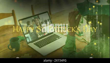 St patricks Day testo contro una donna che indossa occhiali shamrock mentre fa una chiamata immagine a casa Foto Stock