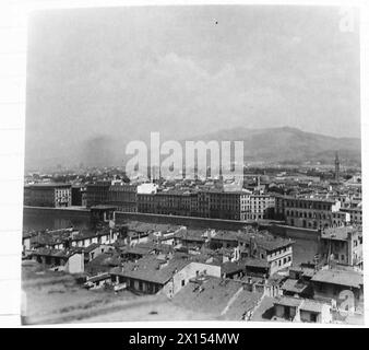 OTTAVO ESERCITO: I SUDAFRICANI ENTRANO A FIRENZE - Una vista della città da una torre di chiesa che si affaccia sul fiume Arno British Army Foto Stock